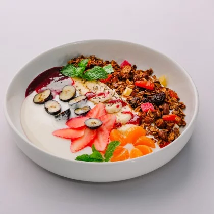 Гранола с фруктами, ягодами и творогом