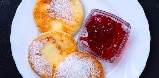 Сырники  с джемом и сметаной