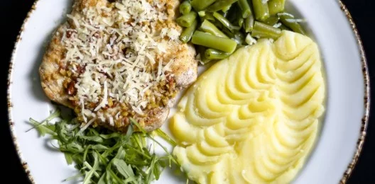 Куриная грудка с томатно-оливковой сальсой