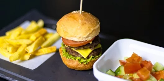 Бургер Детск1кот гов с овощами и картофелем фри