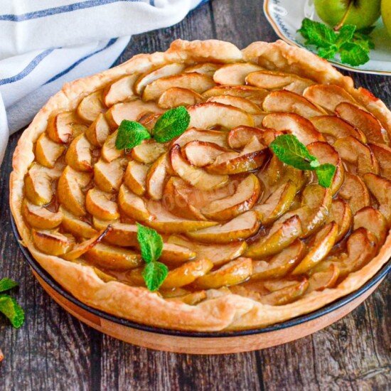 Пирог слоёный с яблоками