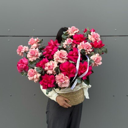 Французские розы в кашпо