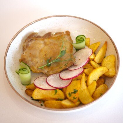 Цыпленок с картофелем и соусом сальса