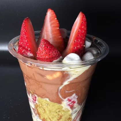 STRAWBERRY DUBAI CHOCOLATE CUP 12 oz