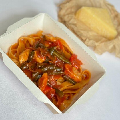 Фреш паста с курицей в остро-сладком соусе