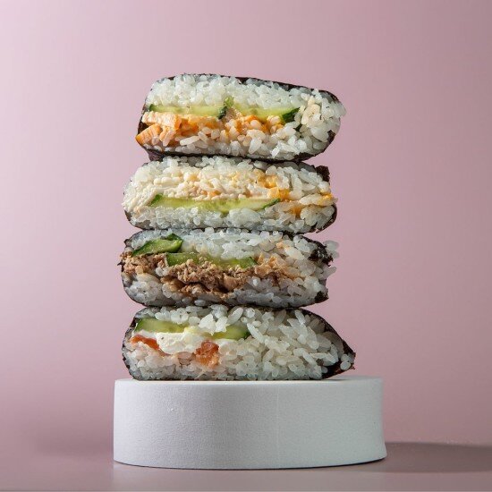 Онигири с тунцом