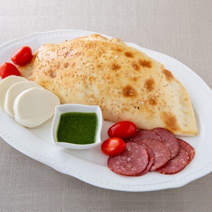 Пирог салями с песто