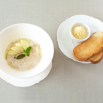 Каша овсяная с яблоком и изюмом