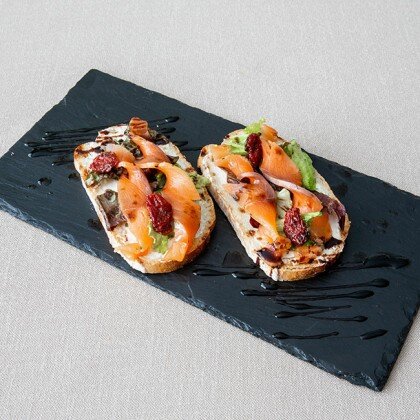 Брускетта с семгой и нежным сливочным сыром