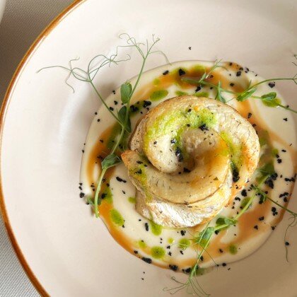 Филе судака с кремом из цветной капусты и песто