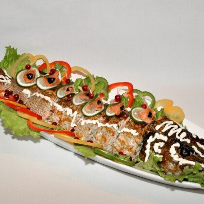 Щука фаршированная семгой и креветками