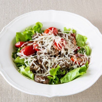 Салат теплый с куриной печенью