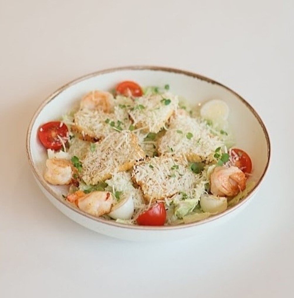 Салат Цезарь с креветками