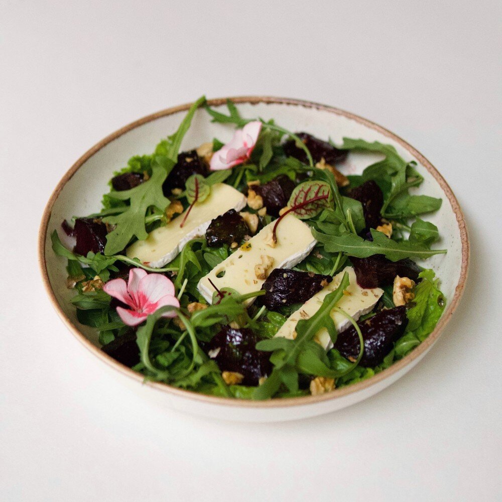 Салат из вяленой свеклы с сыром камамбер