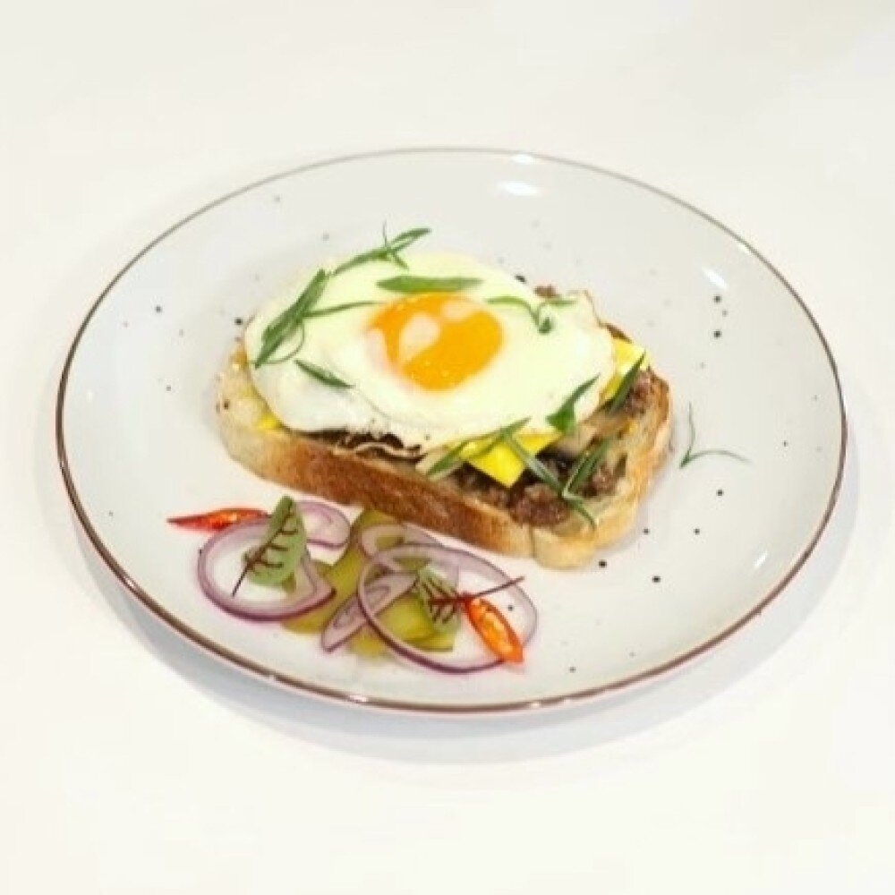 Тост "Горчичная говядина" с сыром и яйцом