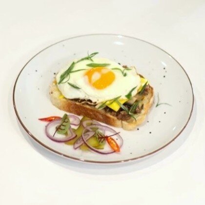 Тост "Горчичная говядина" с сыром и яйцом