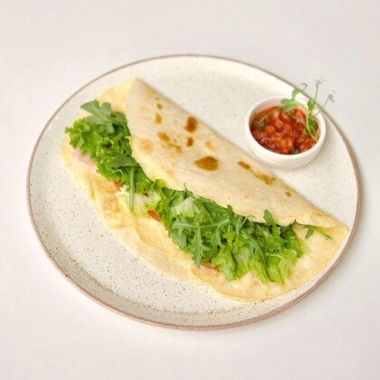 Сытная тортилья с курицей и омлетом