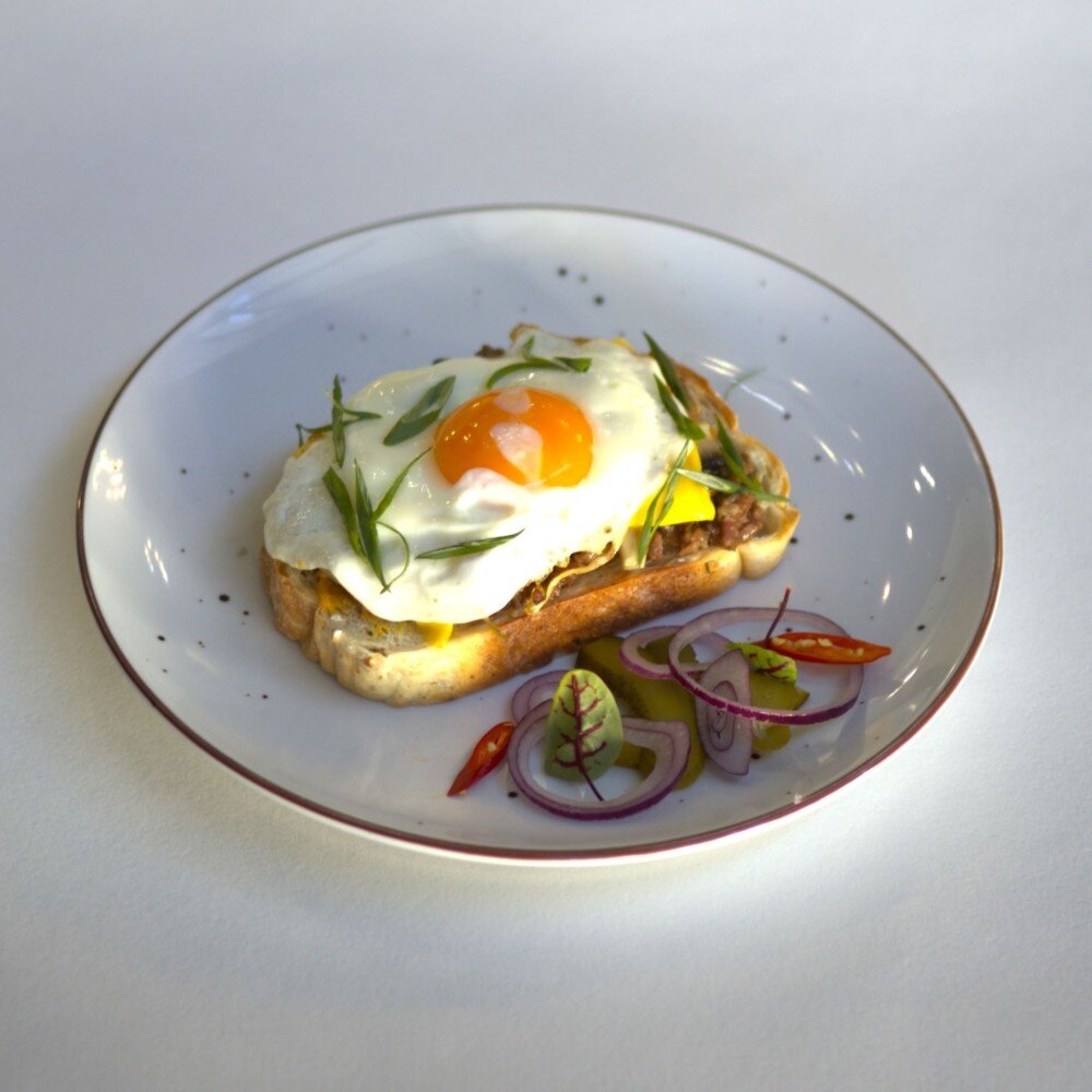 Тост "Горчичная говядина" с сыром и яйцом