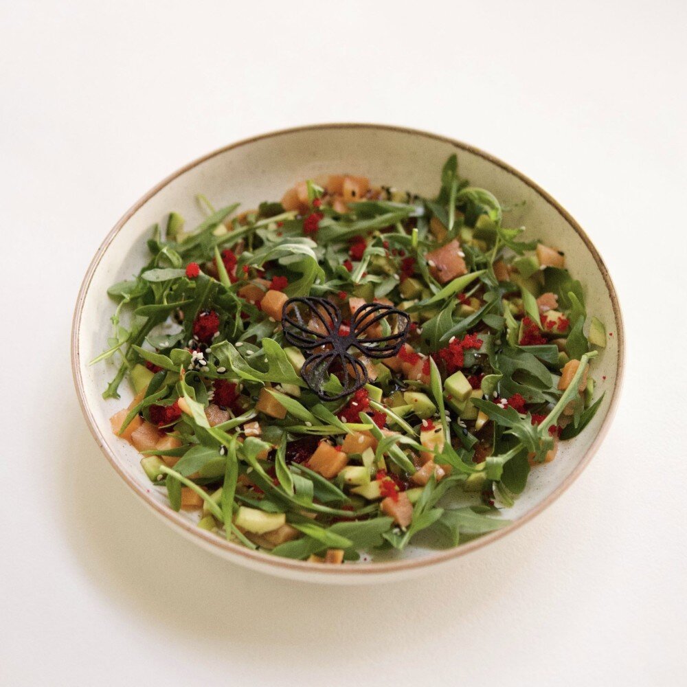 Салат с семгой и авокадо на подушке из рукколы