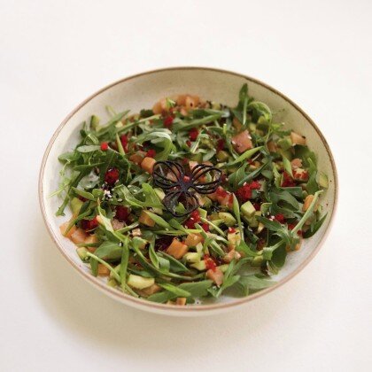 Салат с семгой и авокадо на подушке из рукколы