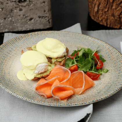 Яйцо пашот с семгой и гуакамоле