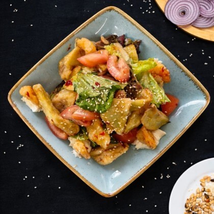 Салат с хрустящими баклажанами и креветками