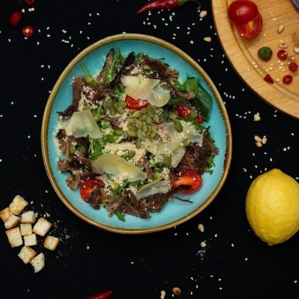 Салат с томленой говядиной