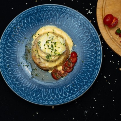 Куриный бифштекс с яйцом пашот