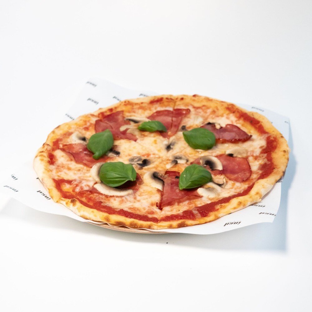 Пицца с говяжьей ветчиной и грибами