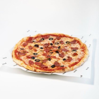 Пицца с охотничьей колбасой и халапеньо