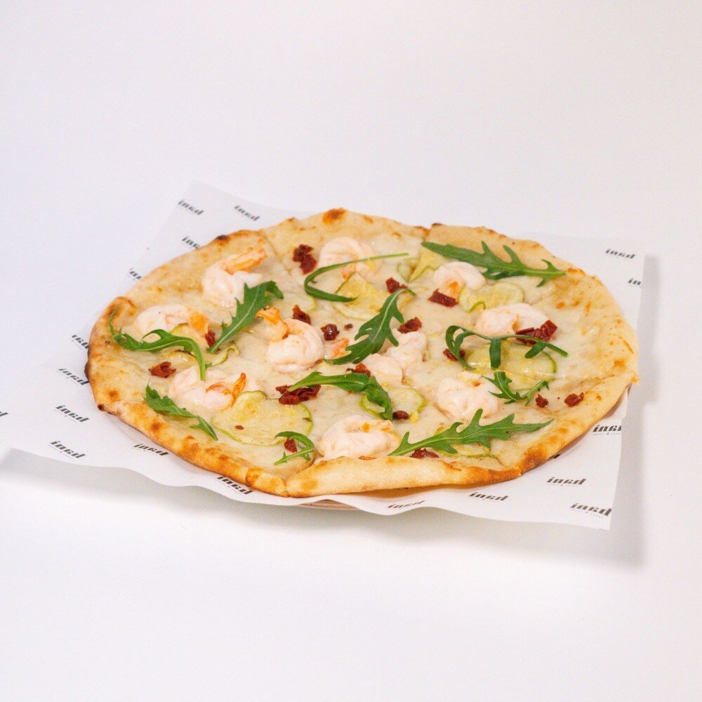 Пицца с креветками и ореховым соусом