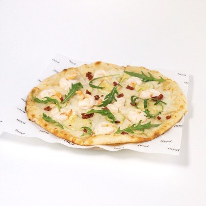 Пицца с креветками и ореховым соусом