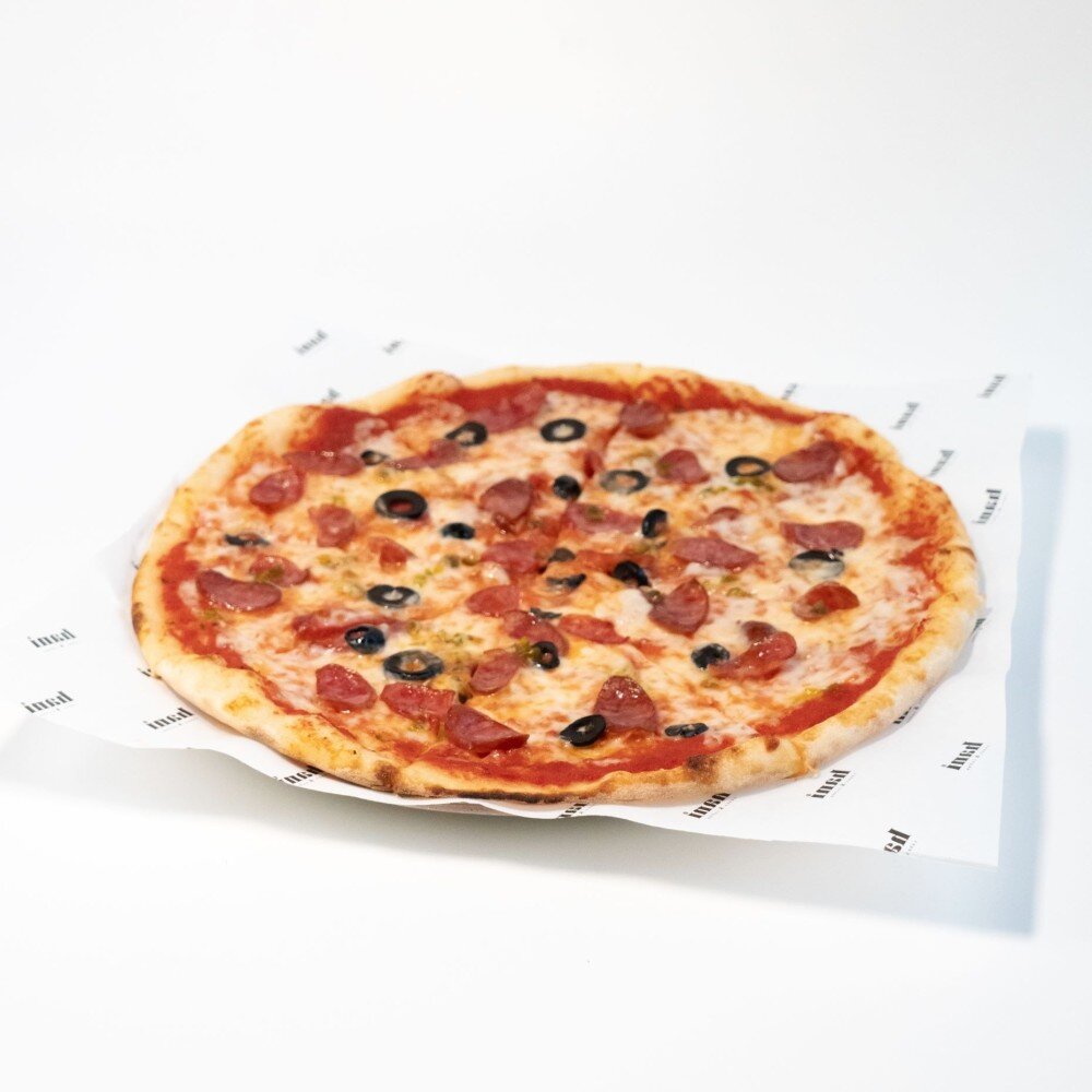 Пицца с охотничьей колбасой и халапеньо