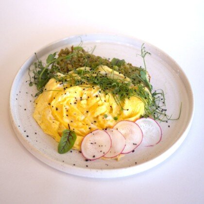 Бриошь с омлетом и авокадо