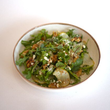 Салат с грушей и голубым сыром