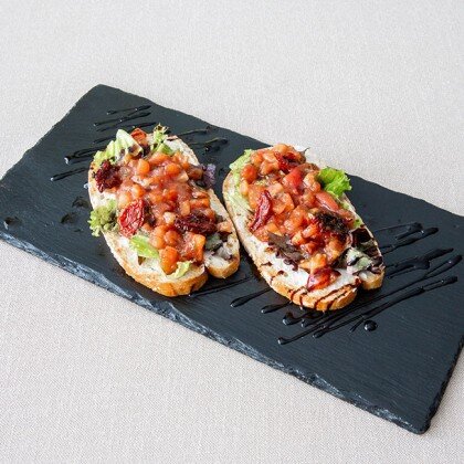 Брускета с томатами и нежным сливочным сыром