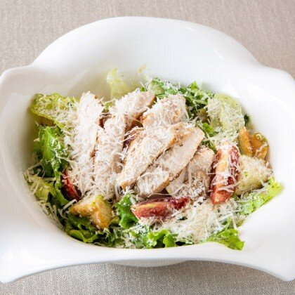 Салат Цезарь с беконом и куриной грудкой