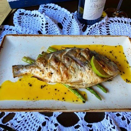 Дорадо на зеленой спарже с морс кой солью