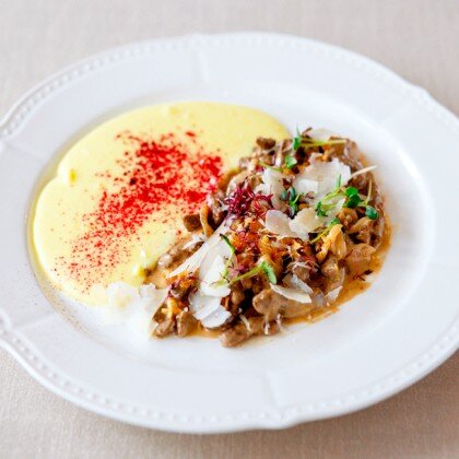 Беф-строганов с белыми грибами и картофельным кремом