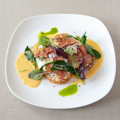 Яйца Бенедикт с беконом и голландским соусом