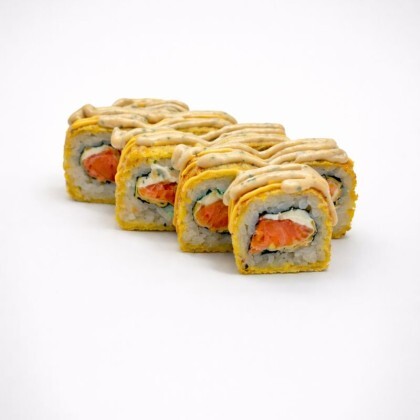 Жареный ролл с лососем и тамаго