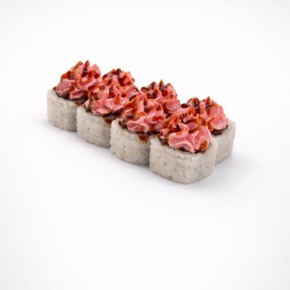 Ролл с лососем и шапкой лава