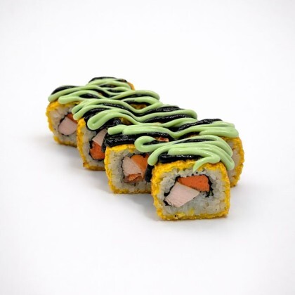 Жареный ролл с лососем и курицей