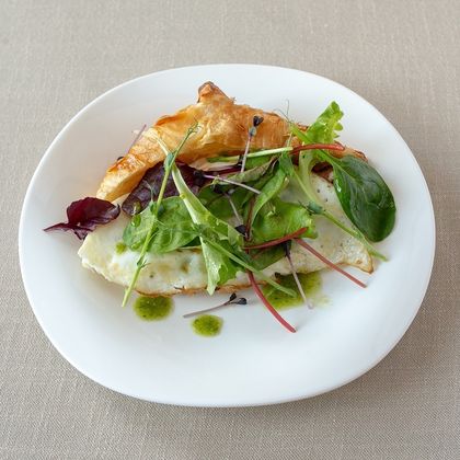 Круассан с беконом и обжаренным яйцом