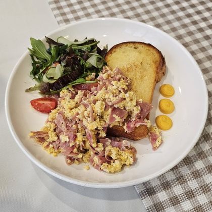 Бриошь скрембл с ветчиной