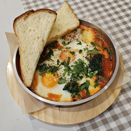 Шакшука с брокколи и сыром Гальбани