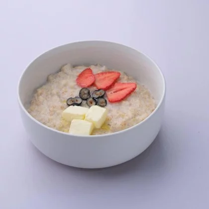 Овсяная каша с ягодами