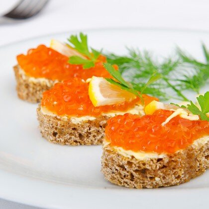 Тостики с красной икрой