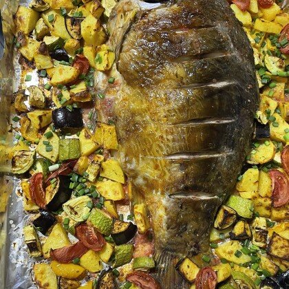 Карп запеченный в томатном соусе с овощами, на 6+ персон.