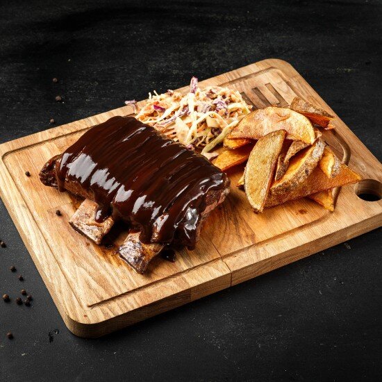 Говяжьи ребра Slow&Low  с картофельными дольками, салат Коул Слоу